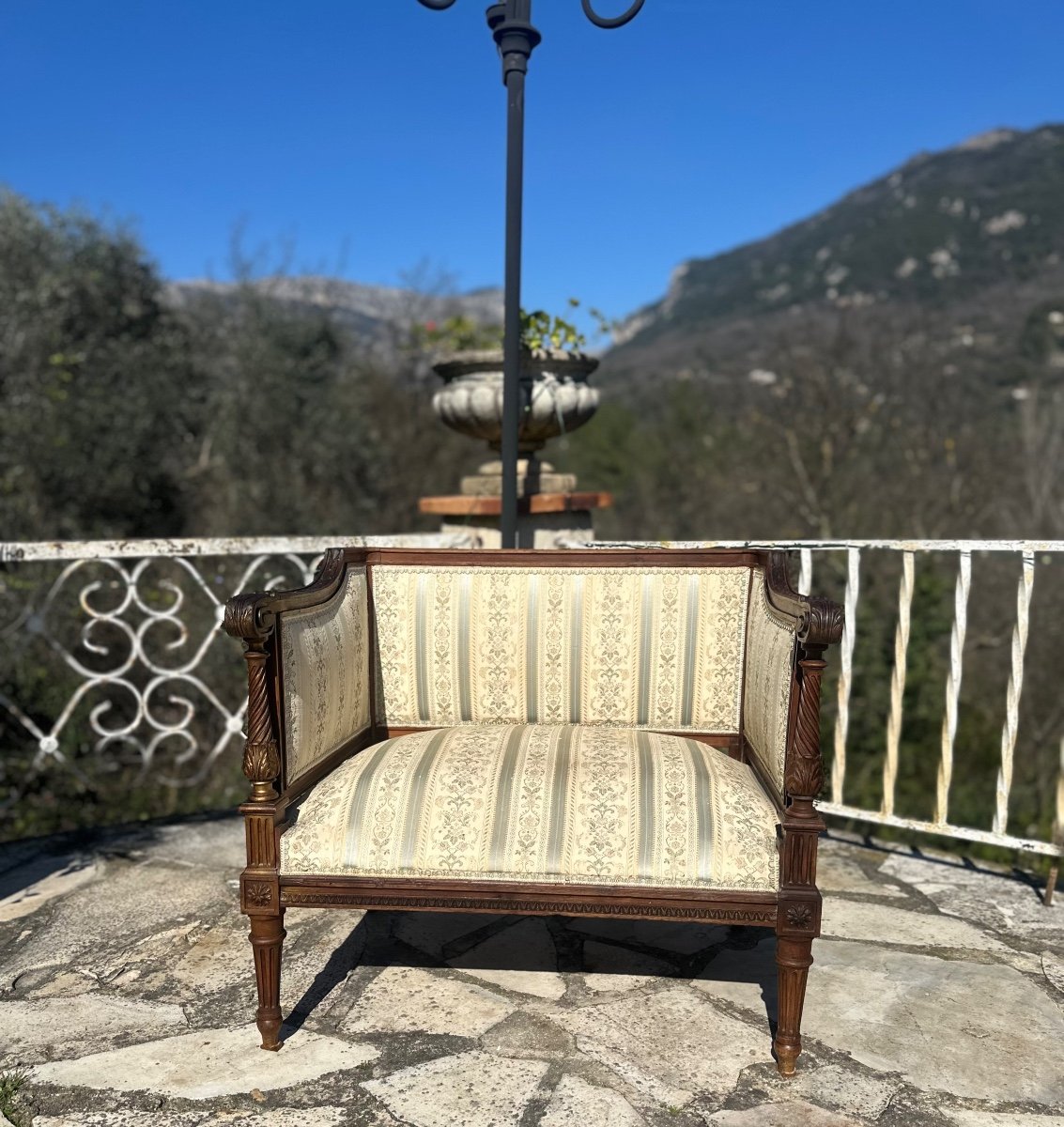 Fauteuil Bas De Style Louis XVI En Bois Finement Sculpté époque XIXeme Siècle 