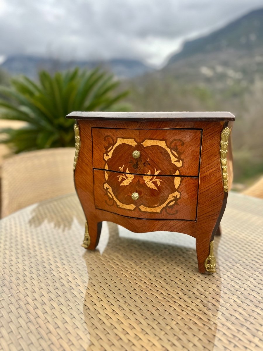 Petite Commode De Poupée Dans Le Goût De Louis XV époque XX Eme Siècle.