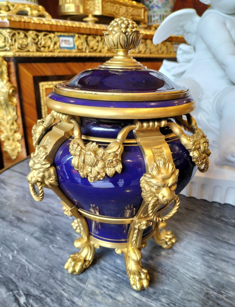 Paire d'Urnes Couvertes En Porcelaine Style Sèvres -photo-3