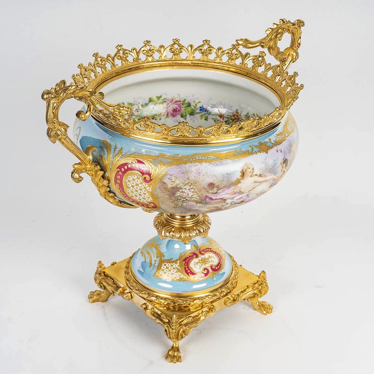 Centerpiece Cup In Porcelain And Gilt Bronze -photo-2