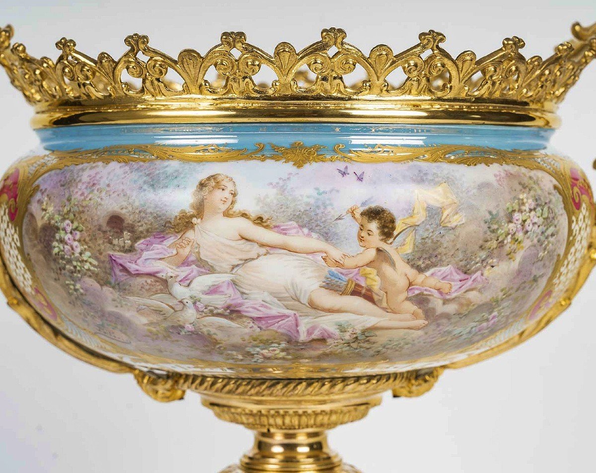 Centerpiece Cup In Porcelain And Gilt Bronze -photo-3