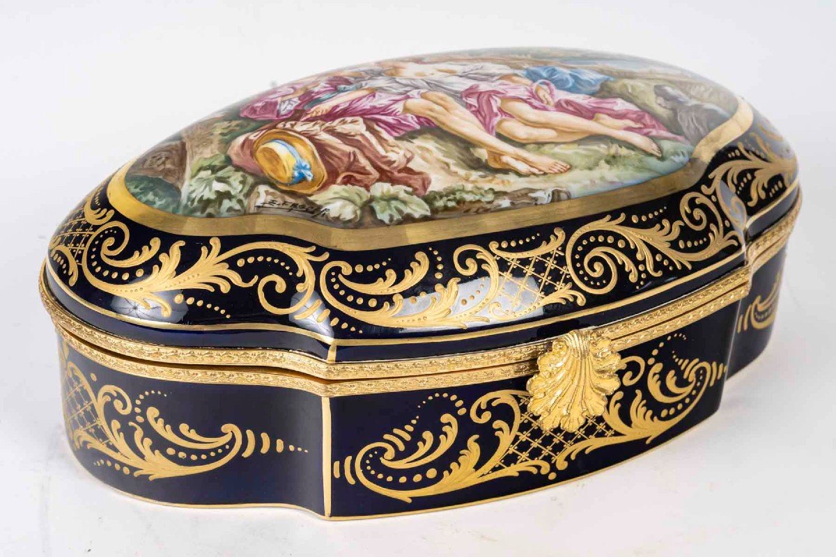 Important Sèvres Porcelain Box -photo-4