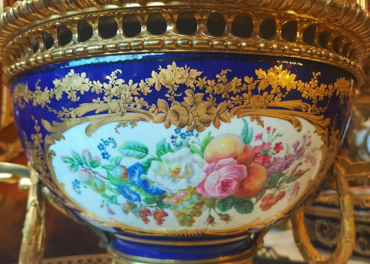 19th Century Sèvres Porcelain Covered Cup -photo-4