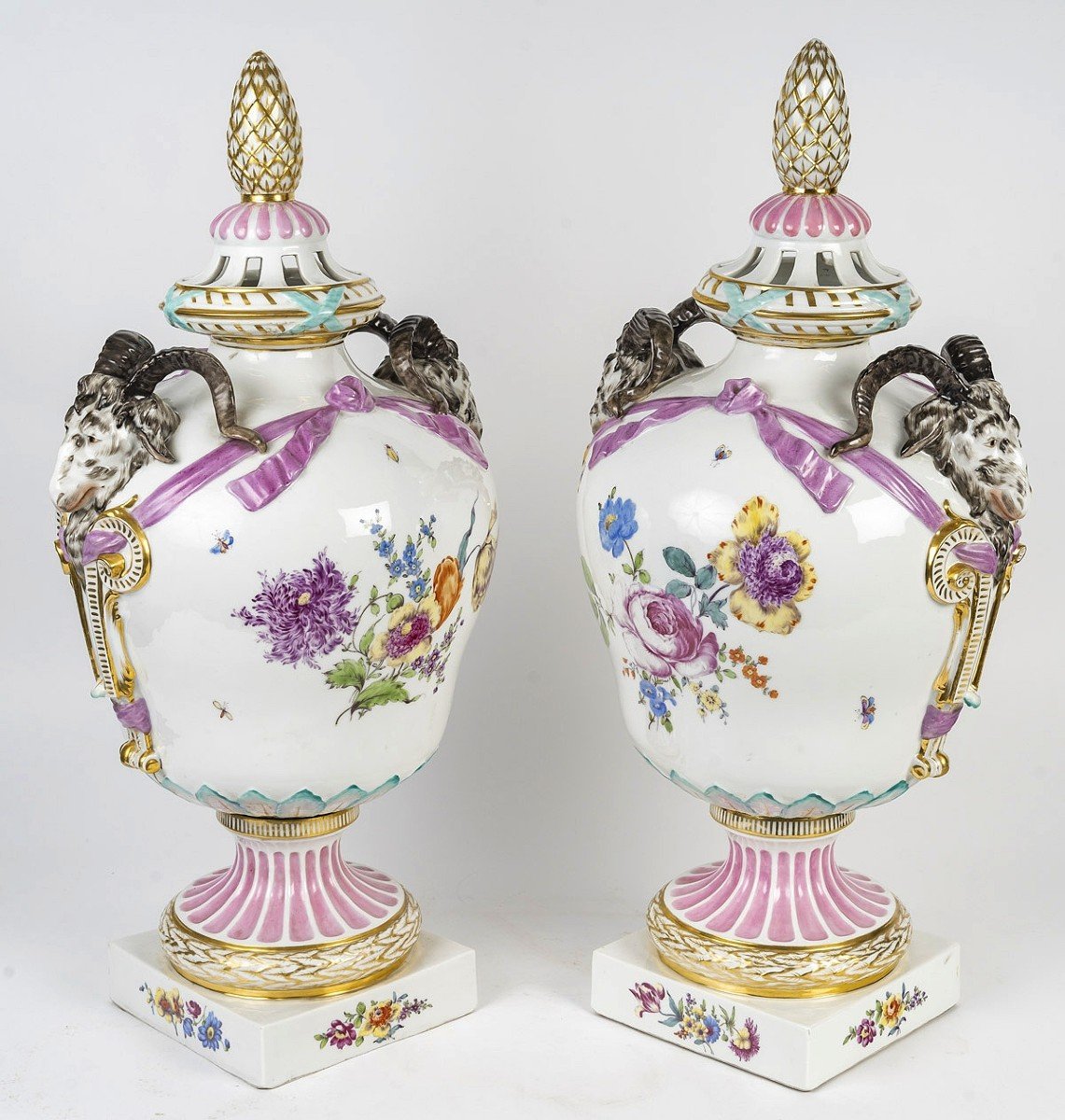 Paire d'Importants Vases Couverts En Porcelaine De Berlin-photo-2