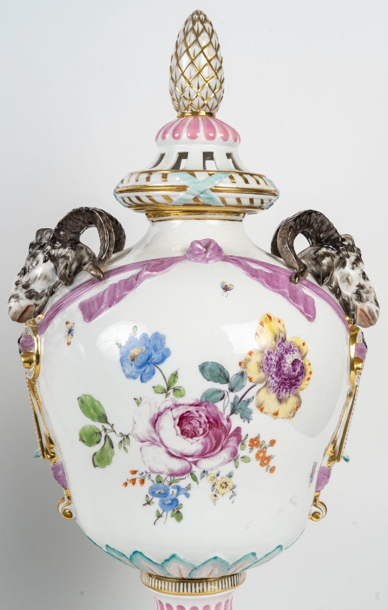 Paire d'Importants Vases Couverts En Porcelaine De Berlin-photo-1