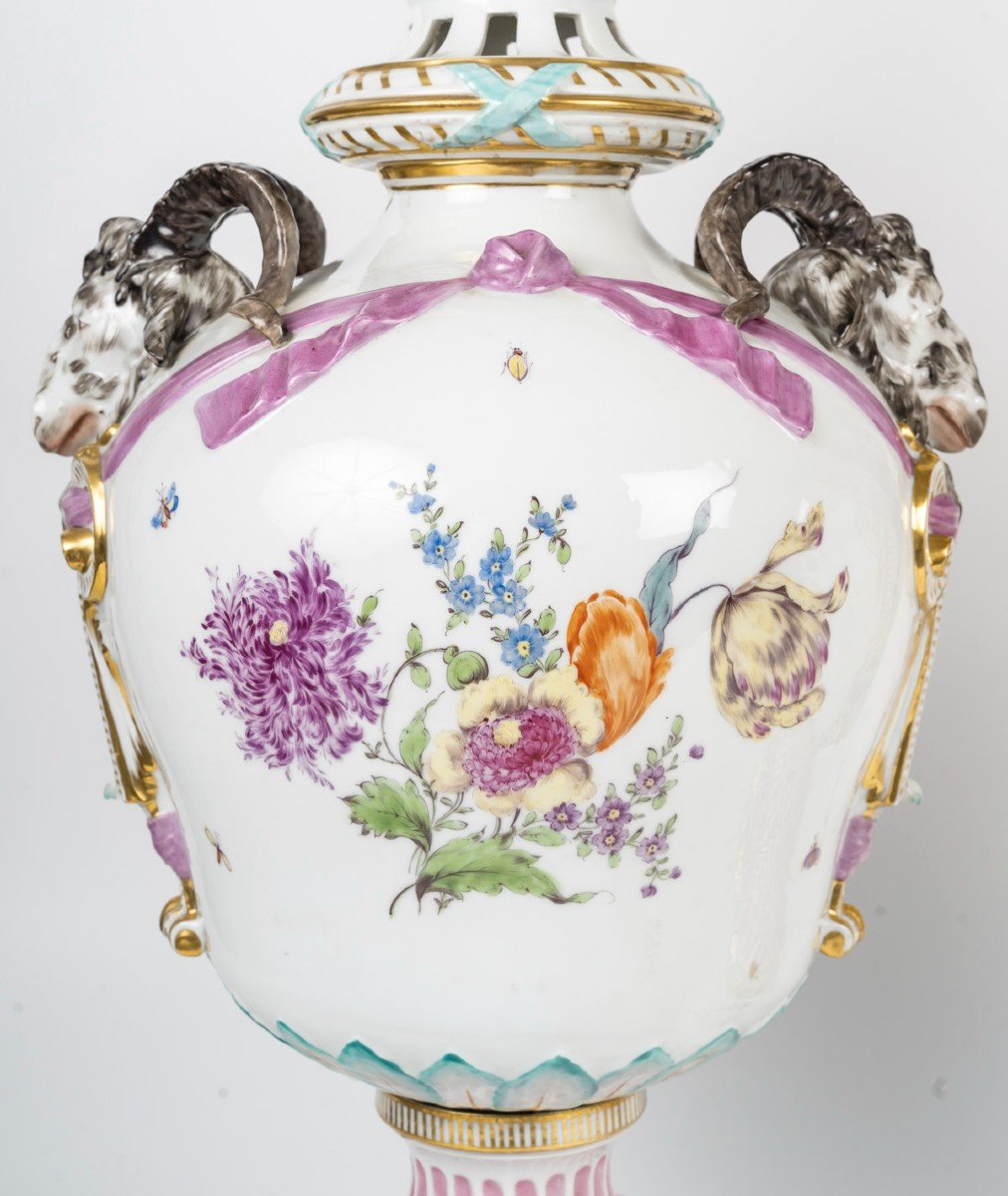 Paire d'Importants Vases Couverts En Porcelaine De Berlin-photo-2