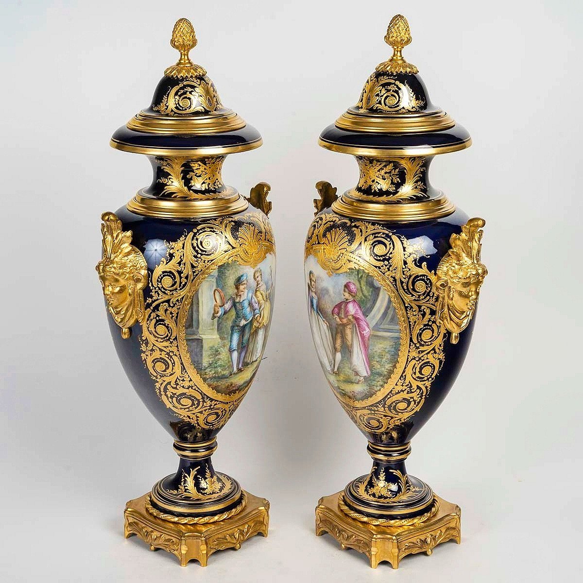 Paire De Grands Vases En Porcelaine Monture Bronze Doré -photo-2