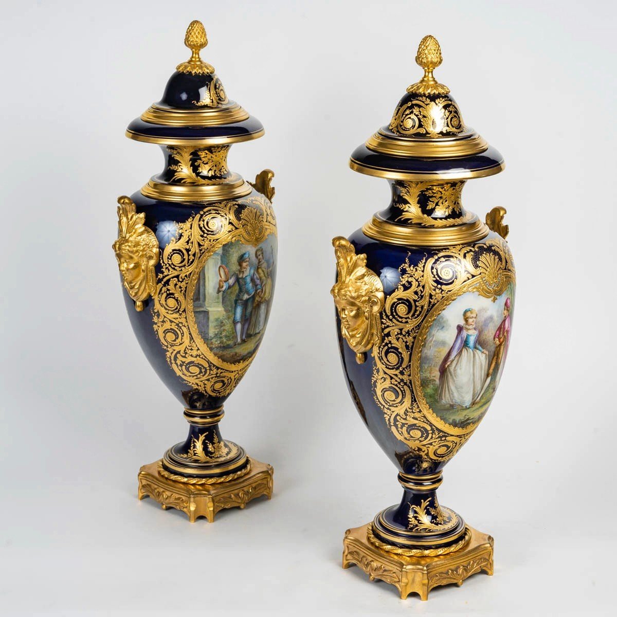 Paire De Grands Vases En Porcelaine Monture Bronze Doré -photo-3