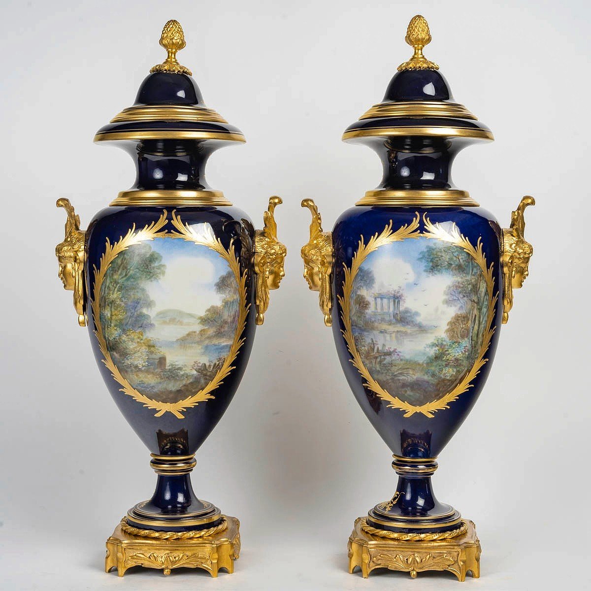 Paire De Grands Vases En Porcelaine Monture Bronze Doré -photo-4