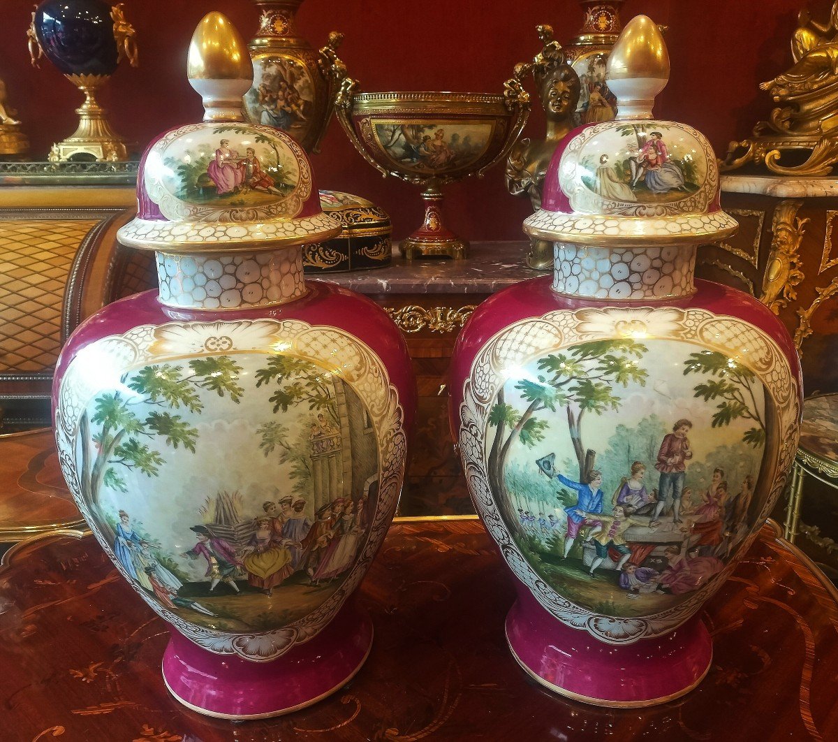 Paire de grands vases en porcelaine de Dresde