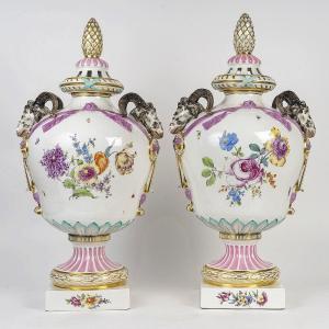 Paire d'Importants Vases Couverts En Porcelaine De Berlin