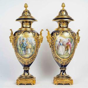 Paire De Grands Vases En Porcelaine Monture Bronze Doré 