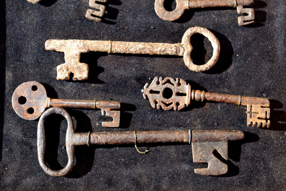 "charming Collection Of Old Keys"-photo-4