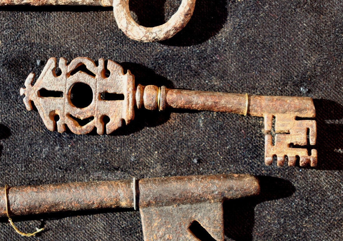 "charming Collection Of Old Keys"-photo-1