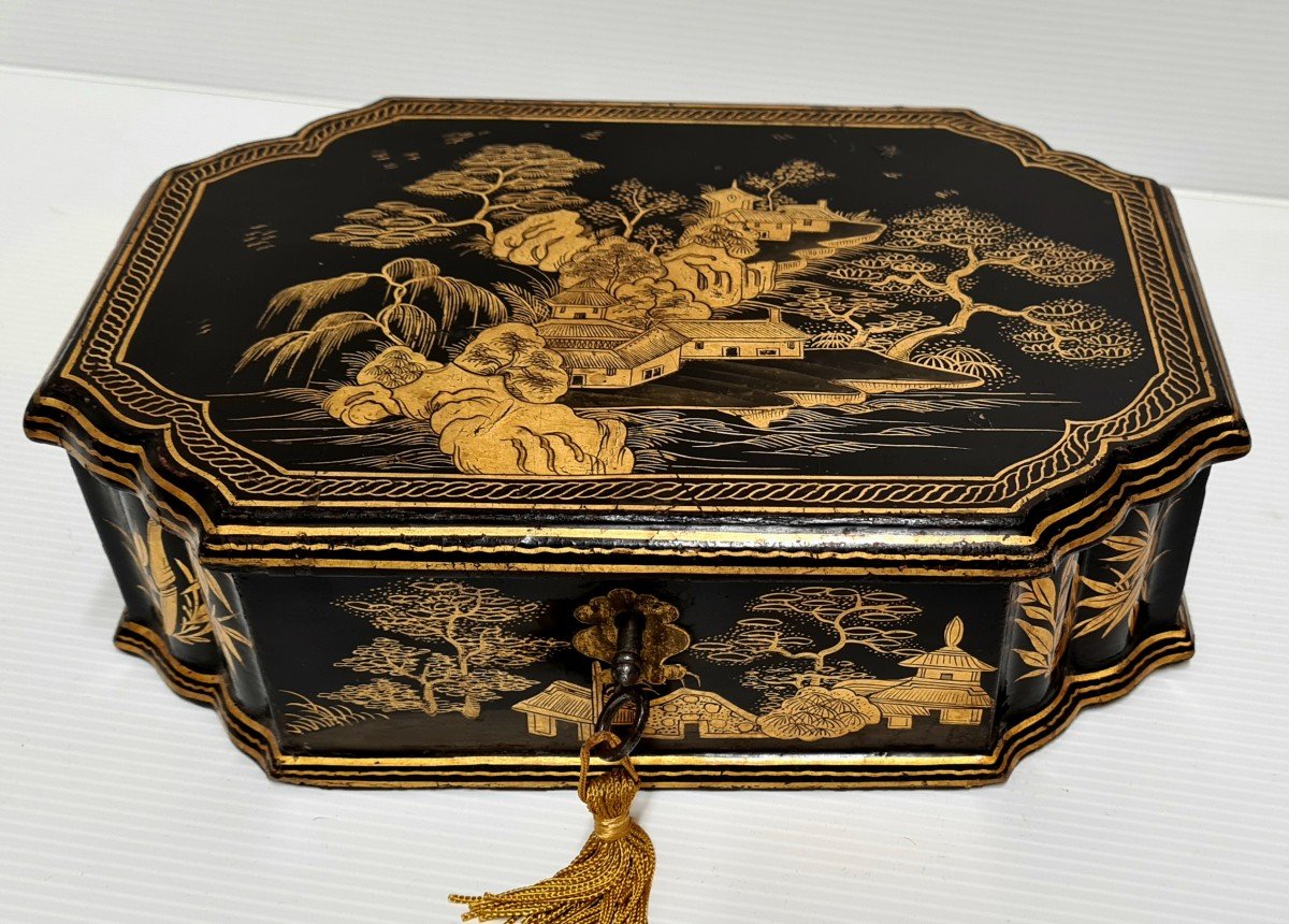 Chinese Lacquer Box Box 18th Louis XV Period Golden Landscape Decor 