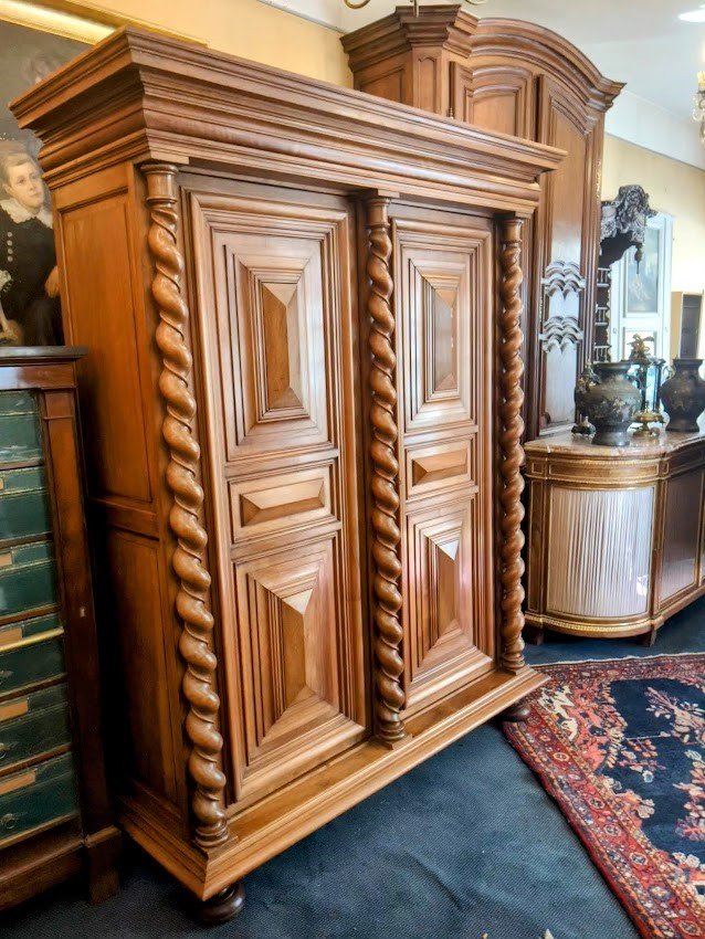 Petite Armoire De Style Louis XIII En Noyer .-photo-2