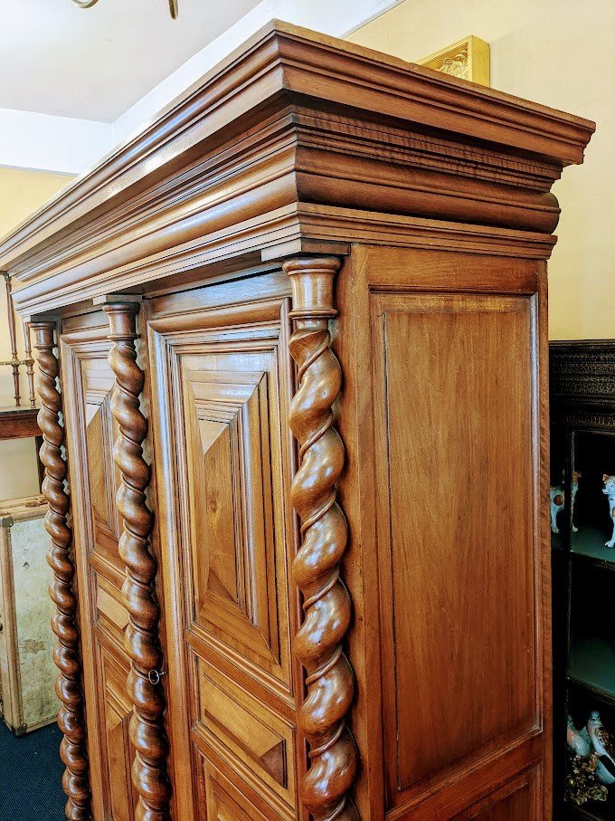 Petite Armoire De Style Louis XIII En Noyer .-photo-1