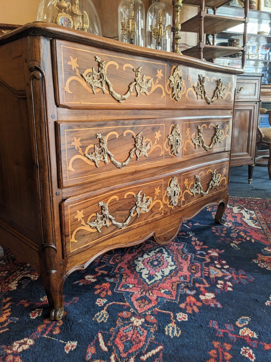 Commode En Noyer à Façade Galbée d'époque Louis XV-photo-1