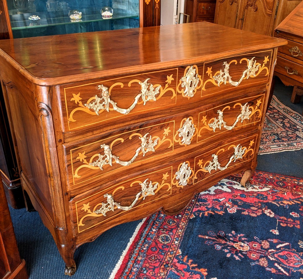 Commode En Noyer à Façade Galbée d'époque Louis XV