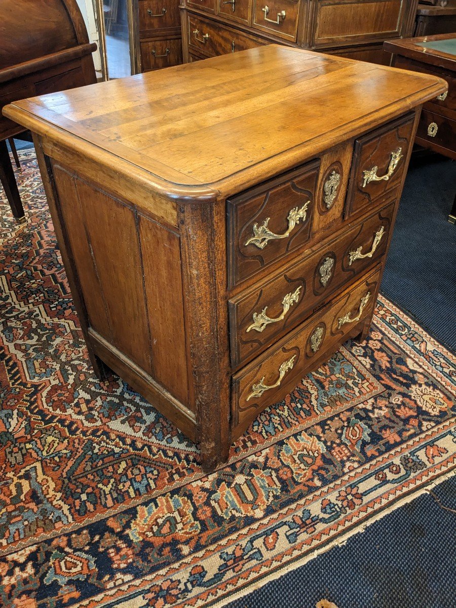 Petite Commode d'époque Louis XIV En Noyer d'Ile De France .-photo-4