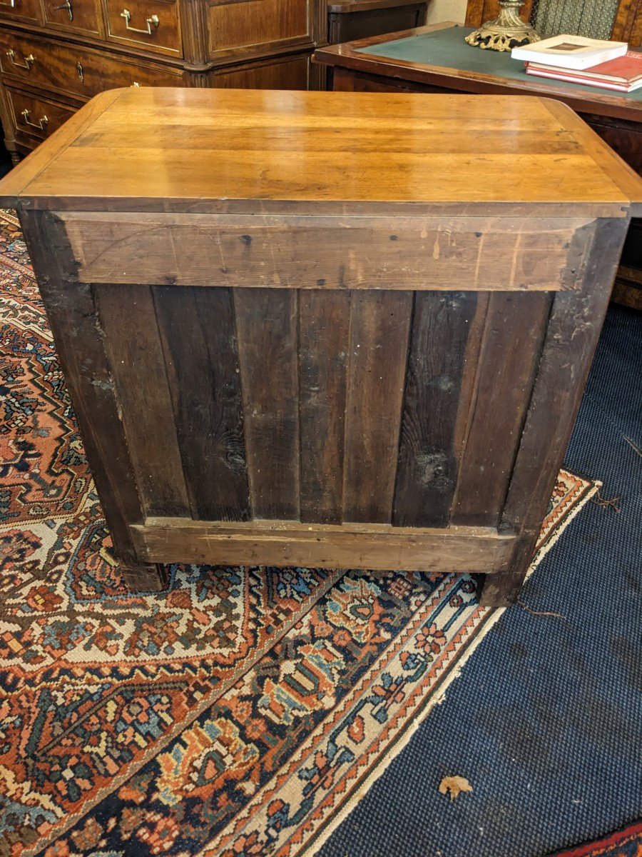 Petite Commode d'époque Louis XIV En Noyer d'Ile De France .-photo-1