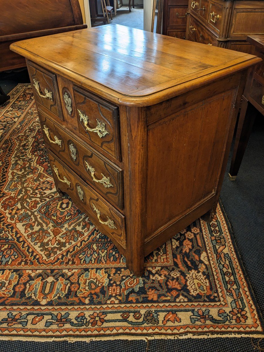 Petite Commode d'époque Louis XIV En Noyer d'Ile De France .-photo-2