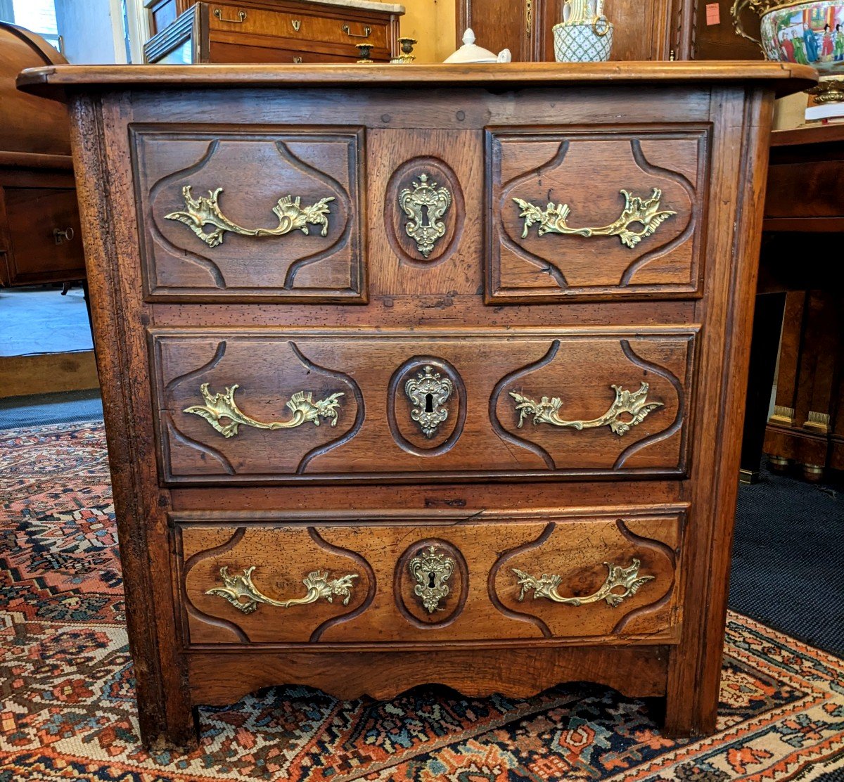 Petite Commode d'époque Louis XIV En Noyer d'Ile De France .