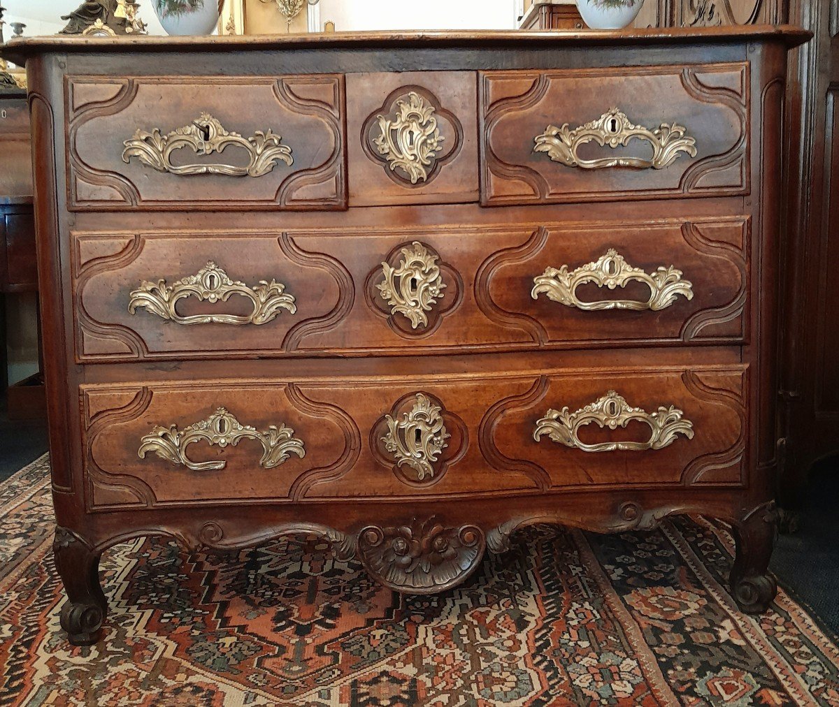 Commode Parisienne d'époque Louis XV à Façade Galbée En Noyer Massif Estampillée A. Gosselin-photo-4