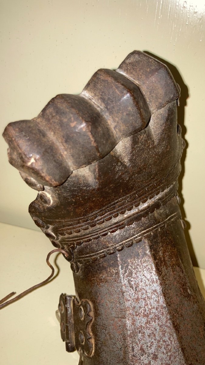 A Rare XV Century Gauntlet Armor -photo-2