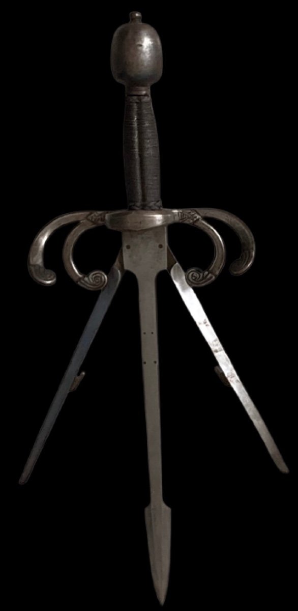 A Expanding Blade Left Hand Dagger 