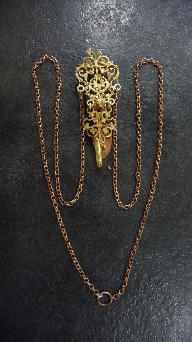 Antique Chatelaine Decorated With Flowers And Foliage, In Pomponne With Its Chain. Start 19 ème