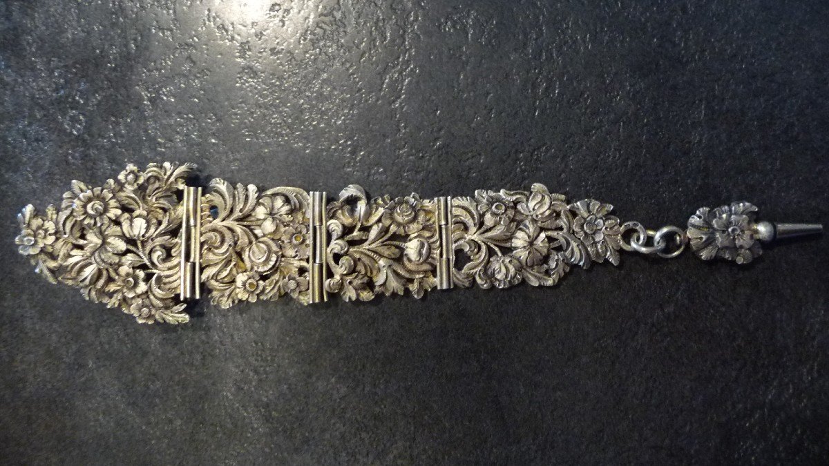 Chatelaine Début XIXème En Agent Massif à Décor De Feuillages Et De Fleurs Avec Sa Clef.