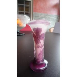 Vase Miniature En Verre Multicouches Dégagées à l'Acide d'Emile Gallé, Vers 1910