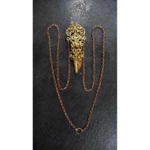 Chatelaine Ancienne à décor de fleurs et de feuillages, en Pomponne Avec Sa Chaine Début XIXème