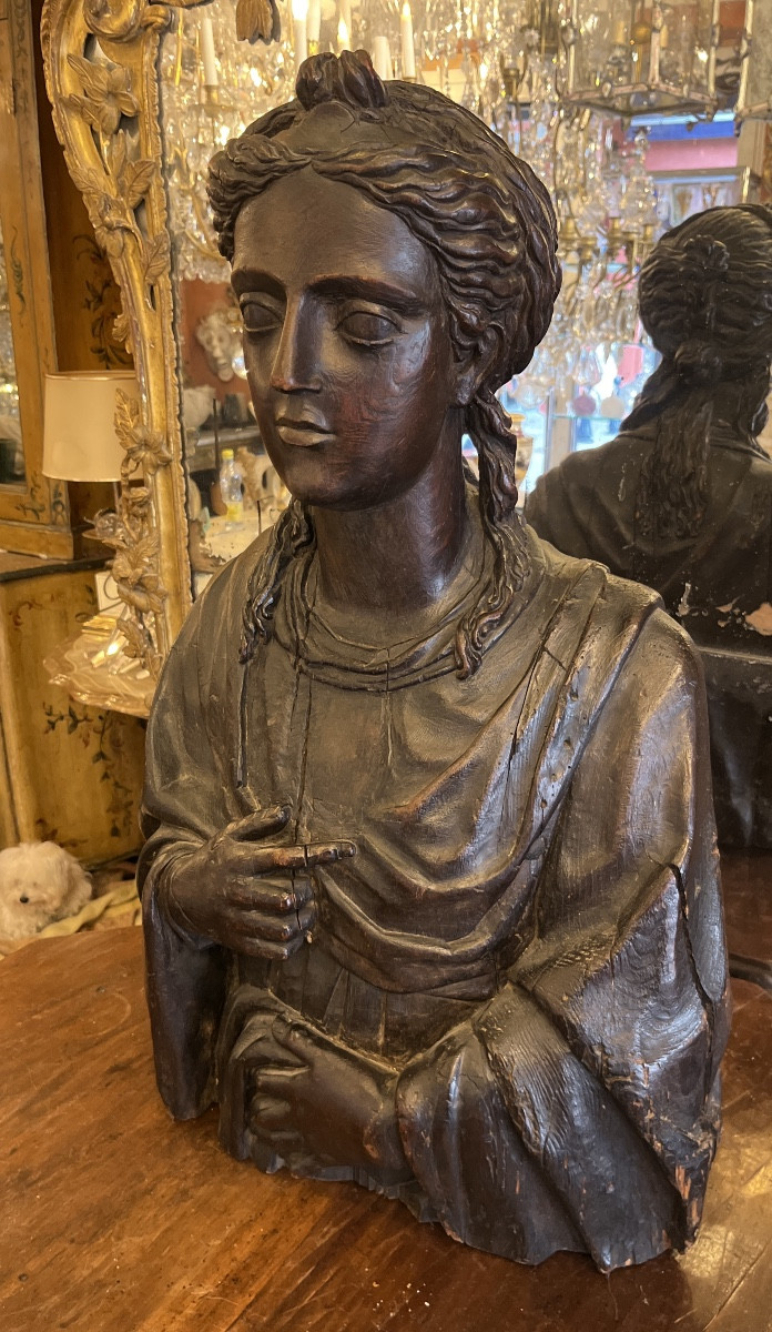 17th Century Sculpture Of A Bust Of A Vestal Virgin In Brown Patina Oak 