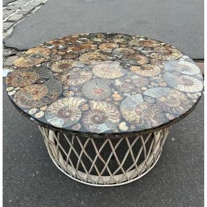 Table Basse Piétement Rotin Blanc Et Plateau D’ammonites Fossilisées 