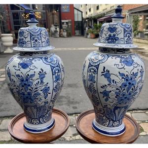 Paire De Potiches En Faïence De Delft à Décor De Rinceaux Et Vasques Fleuries XIX Eme 