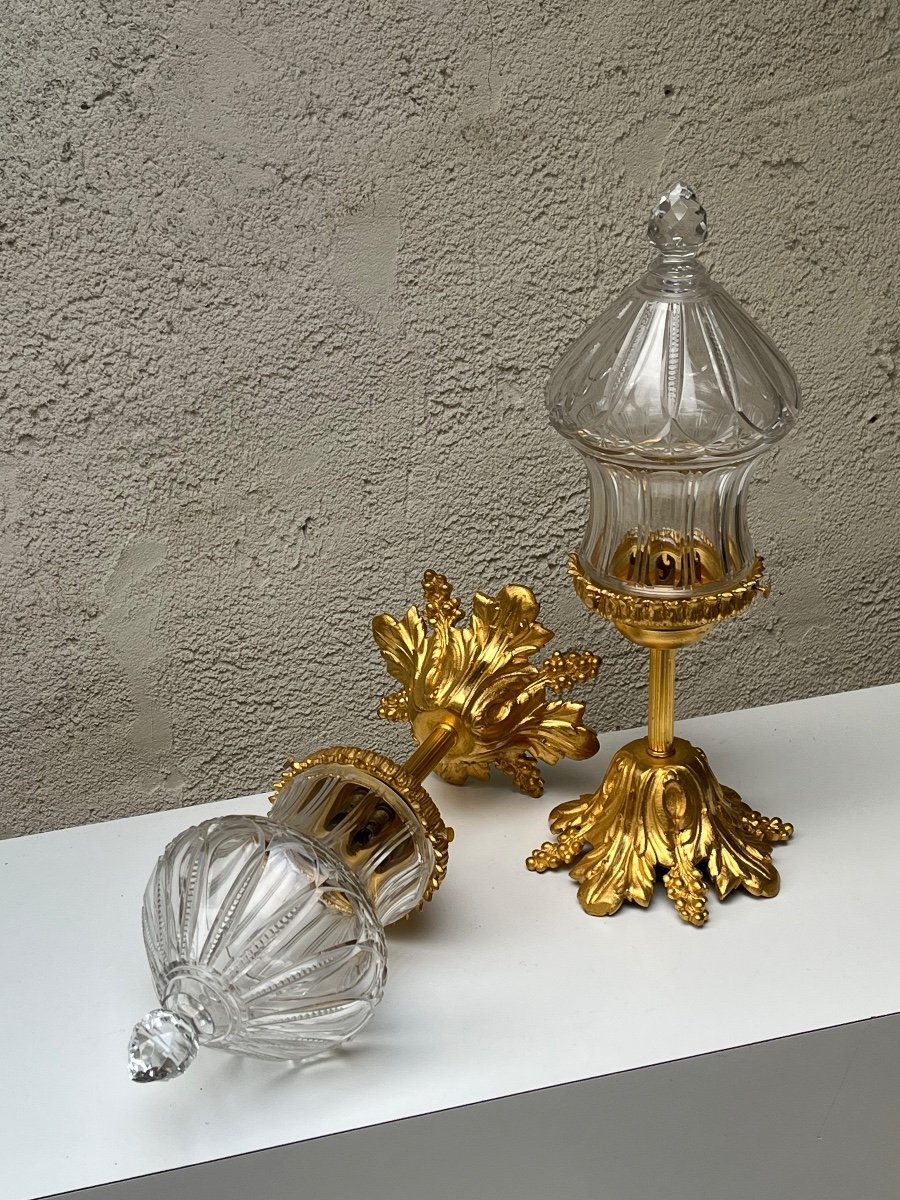 PAIRE DE PLAFONNIERS EN CRISTAL ET BRONZE DORE