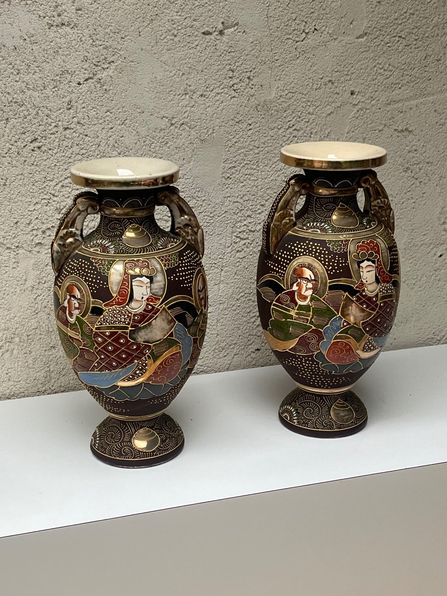 PAIRE DE VASES EN FAIENCE EMAILLEE POLYCHROME ET OR - JAPON