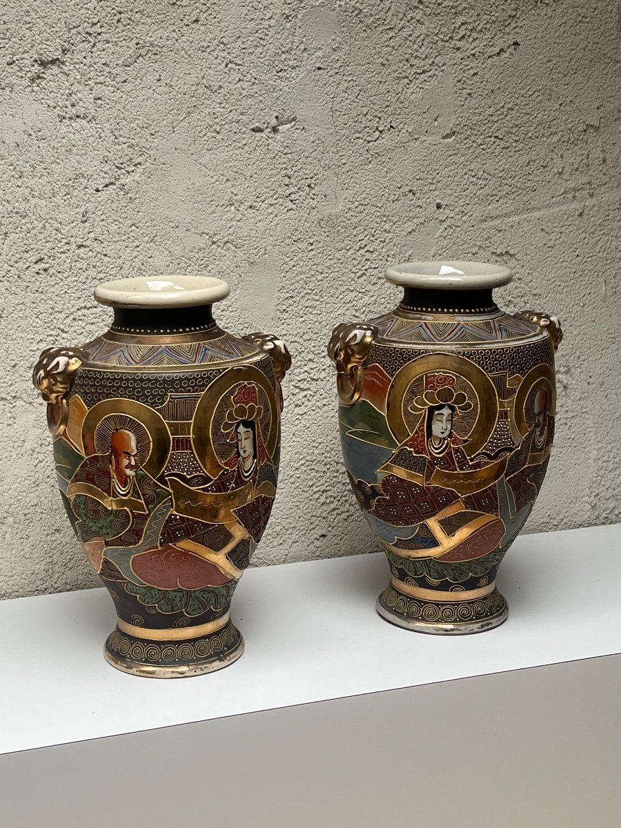 PAIRE DE VASES EN FAIENCE EMAILLEE POLYCHROME ET OR - JAPON, FOURS DE SATSUMA