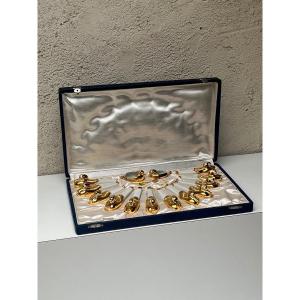 COFFRET DE PORTE-COUTEAUX ET DEUX SALIERES EN PORCELAINE ROBJ