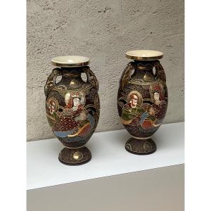 PAIRE DE VASES EN FAIENCE EMAILLEE POLYCHROME ET OR - JAPON