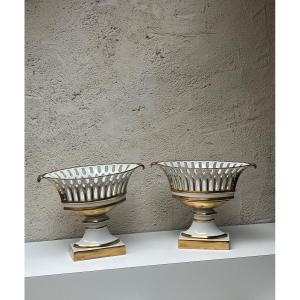 PAIRE DE CORBEILLES EN PORCELAINE AJOUREES, STYLE EMPIRE