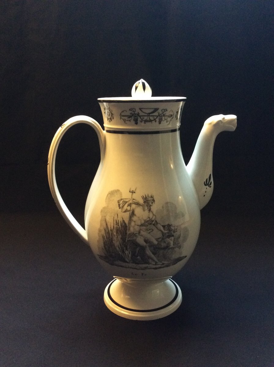 Cafetière figurant le Feu et l’Eau. Creil et Montereau, faïence fine Imprimée XIXème.