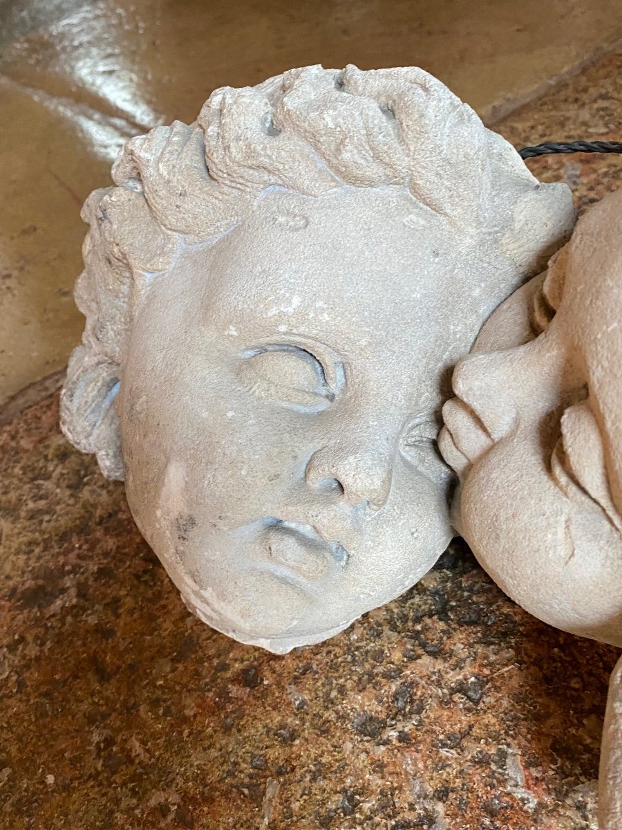 Deux Putti Enlacés Sculptés En Pierre Calcaire, XVIII Eme Siècle -photo-1