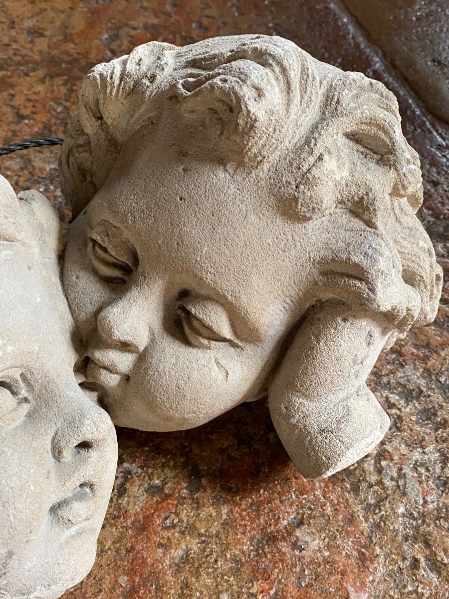 Deux Putti Enlacés Sculptés En Pierre Calcaire, XVIII Eme Siècle -photo-2