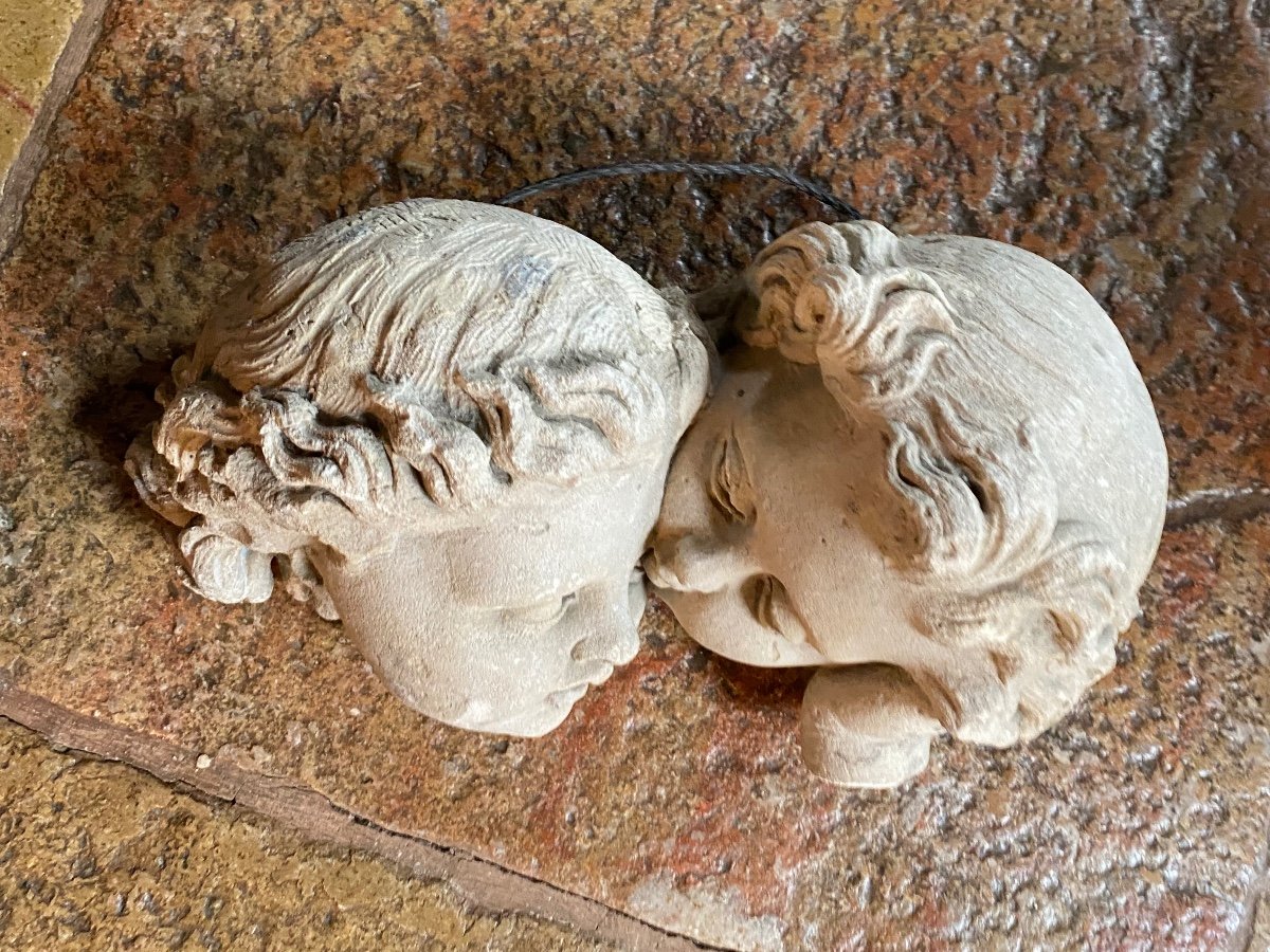 Deux Putti Enlacés Sculptés En Pierre Calcaire, XVIII Eme Siècle -photo-8