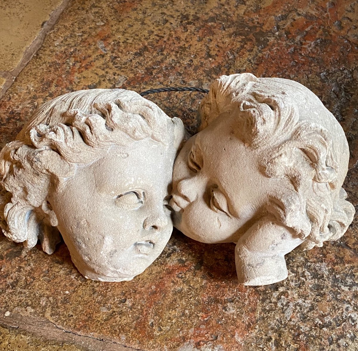 Deux Putti Enlacés Sculptés En Pierre Calcaire, XVIII Eme Siècle 