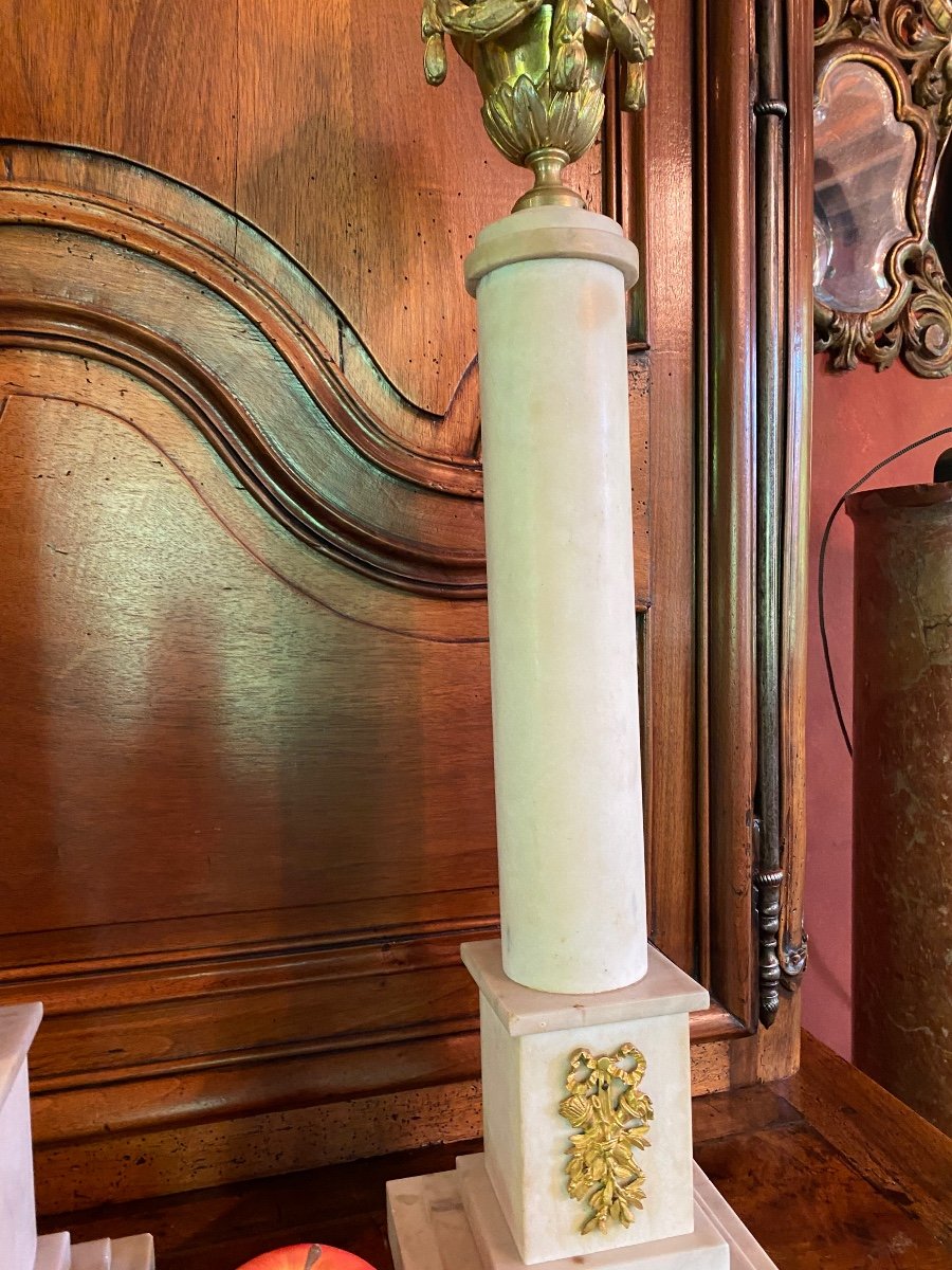 Pair Of Large Marble Columns Topped With Gilt Bronze Fire Pots-photo-3