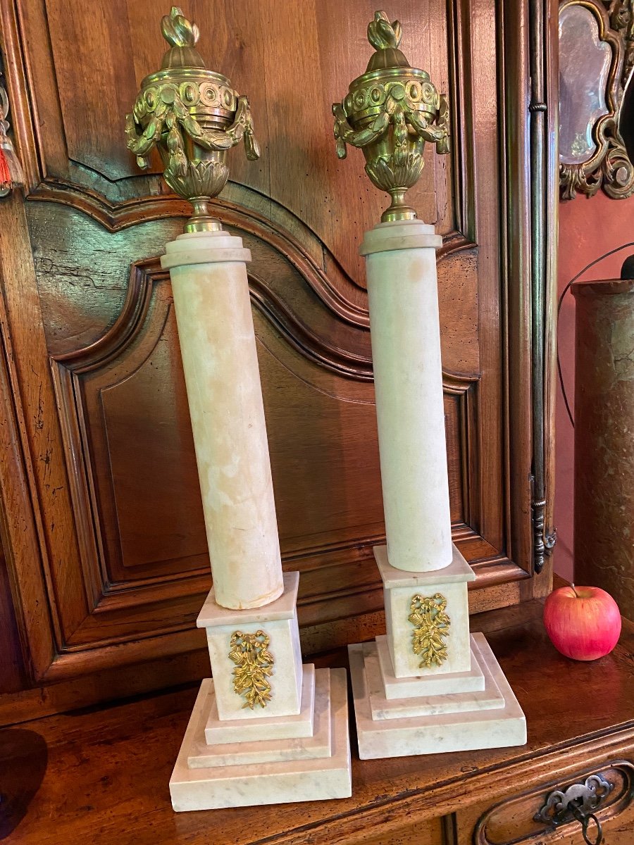 Pair Of Large Marble Columns Topped With Gilt Bronze Fire Pots-photo-4